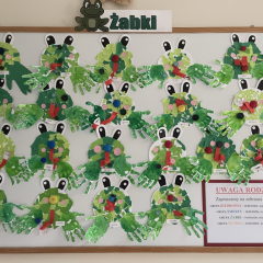 Żabki - prace plastyczne dzieci wywieszone na tablicy