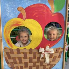 Dziewczynki uśmiechają się do zdjęcia 