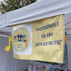 Baner naszego przedszkola przywieszony do namiotu