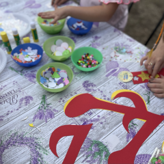 Dzieci wykonują pracę plastyczną podczas pikniku
