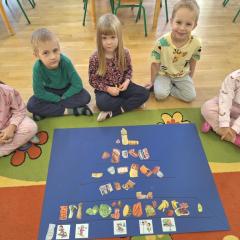 dzieci ze stworzoną przez siebie piramidą żywienia