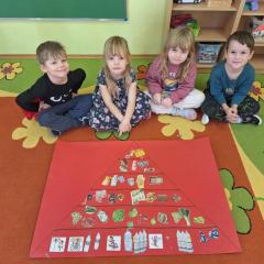 grupa dzieci ze swoją piramidą