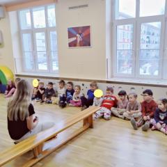 Pani trenerka podaje zasady zabawy