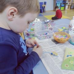 Chłopiec wykonuje prezent dla babci i dziadka