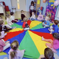 Mama chłopca czyta nam bajkę