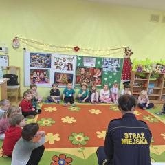 Spotkanie edukacyjne ze strażnikiem miejskim