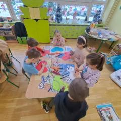 dzieci rysują serce wdzięczności