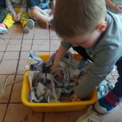 Moczymy papier w misce z wodą