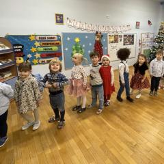 Dzieci w oczekiwaniu na wyjście aby za chwilę wystąpić przed rodzicami