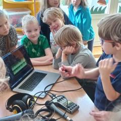 Dzieci oglądają wykres nagranej audycji
