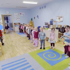 Dzieci z wykonanym z papieru łańcuchem