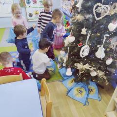 Mikołajkowe prezenty pod choinką