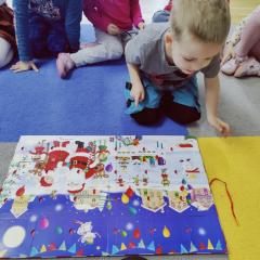 Otwieranie kalendarza adwentowego z książeczkami