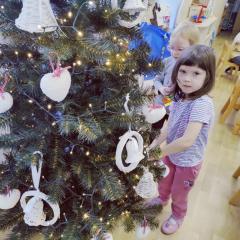 Przygotowania świątecznego wystroju sali