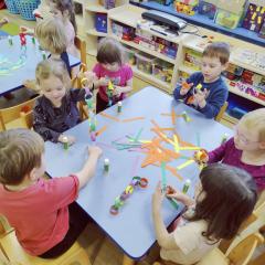 Smerfy wykonują łańcuch choinkowy