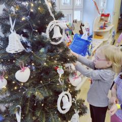 Ubieramy choinkę w sali Smerfów