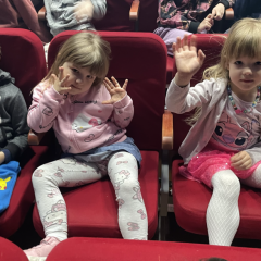 Dzieci czekają na rozpoczęcie spektaklu