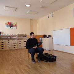 Pan sokolnik prezentuje sokoła Pioruna