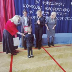 Chłopiec zdobywa wyróżnienie za recytację wiersza Doroty Gellner