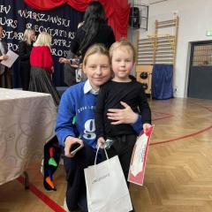 Chłopiec z nagrodą i dyplomem