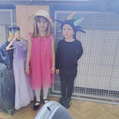 Chłopiec z koleżanką ze starszej grupy przed występem