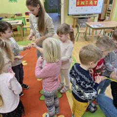 Otrzymujemy prezenty na zakończenie zabawy