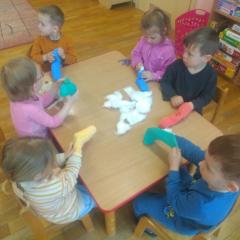 Wypychanie kolorowych skarpetek