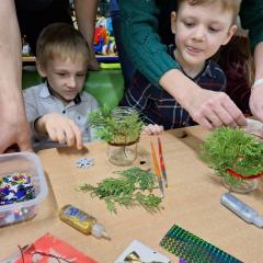 chłopcy podczas warsztatów