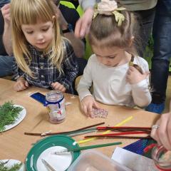 dziewczynki podczas warsztatów świątecznych