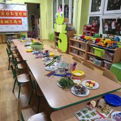 Stoły przygotowane na warsztaty świąteczne