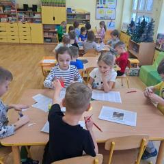 Wykonujemy pracę plastyczną - koty