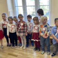 Dzieci w oczekiwaniu na odśpiewanie hymnu