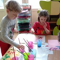 Julek i Kamila robią pracę kolorowe kleksy