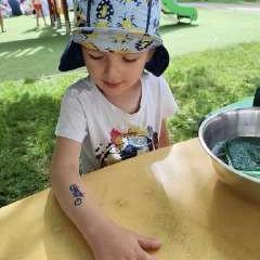 Chłopiec pokazuje tatuaż wykonany na Pikniku