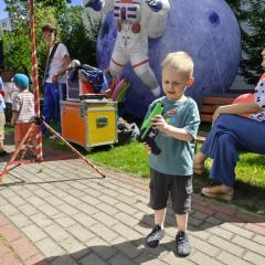   Chłopiec z wygranym na Pikniku pistoletem wodnym