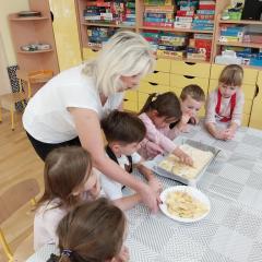 Układamy jabłka na cieście