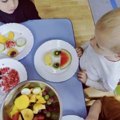 Owocowe obrazki wykonane przez Smerfy