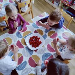 Smerfy jedzą maliny