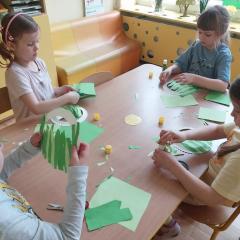 Wycinamy i przyklejamy trawkę