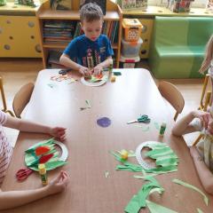 Wycinamy i przyklejamy kwiatki