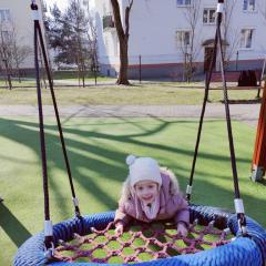 Zabawy w przedszkolnym ogrodzie w Dniu Wiosny