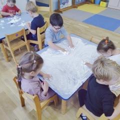 Rozmazywanie pianki na stole