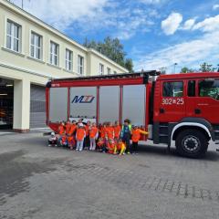 zdjęcie grupowe przy wozie strażackim