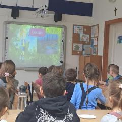 oglądamy film edukacyjny