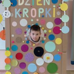 Chłopiec w budce Dzień Kropki