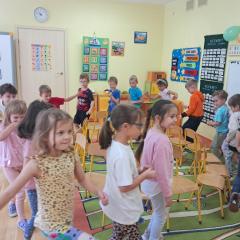 Dzień Przedszkolaka - zabawa z krzesełkami