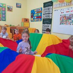 Dzień Przedszkolaka - zabawy z chustą