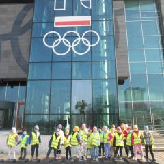Słonka przed budynkiem Centrum Olimpijskiego