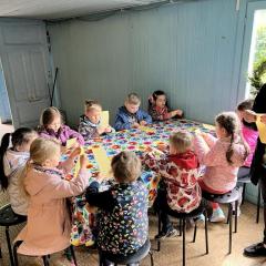 Żabki tworzą świece z wosku pszczelego