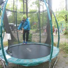Chłopiec skacze na trampolinie